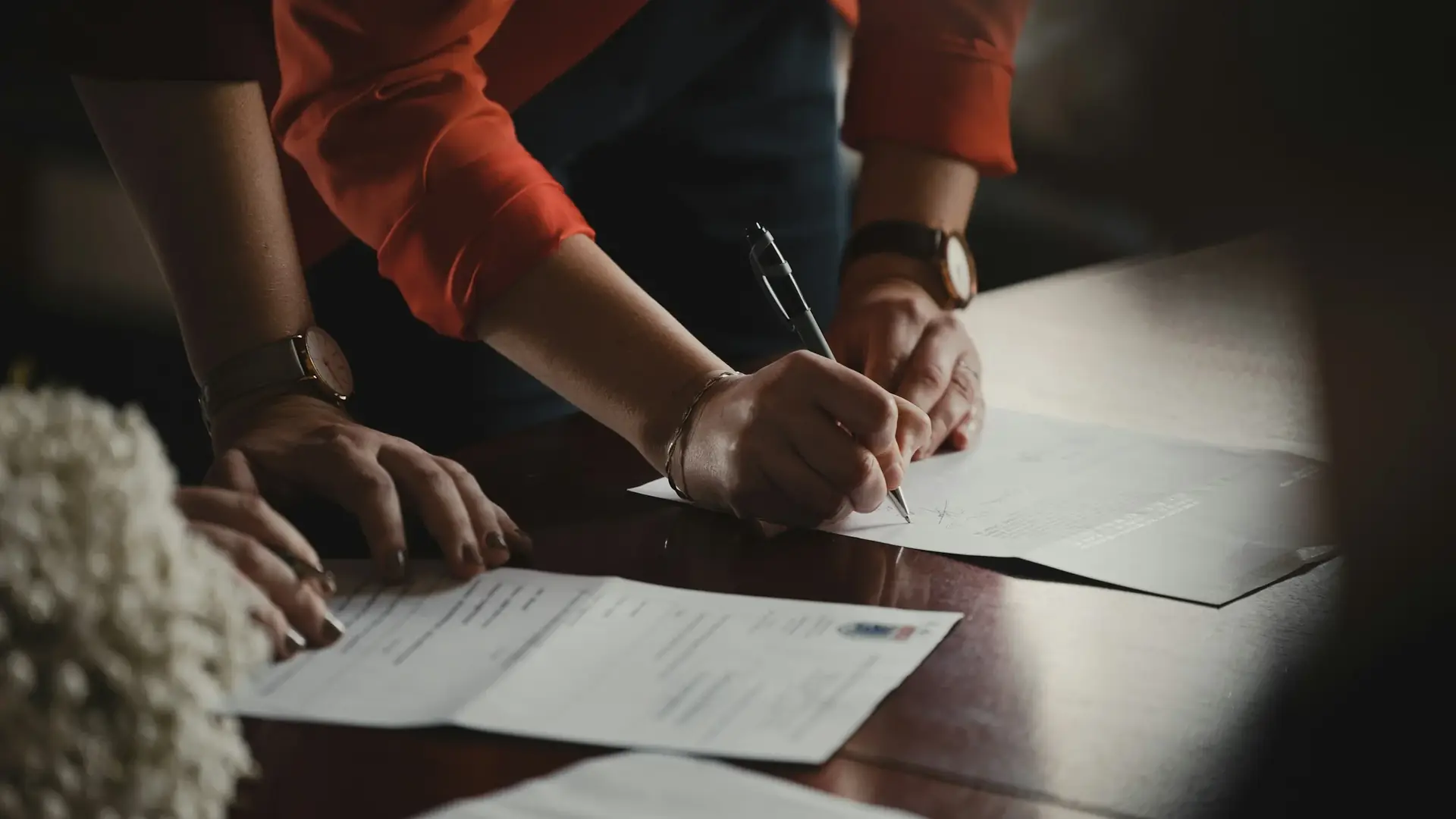 Firma de contrato de construcción