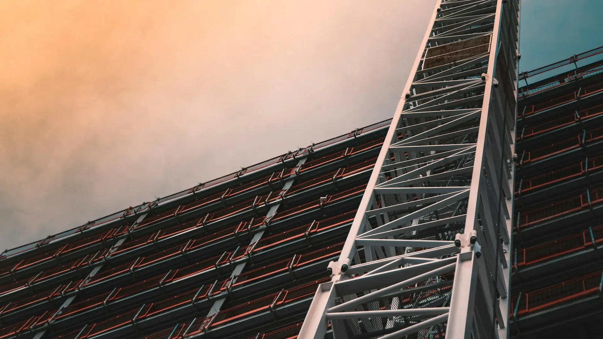 Grúa torre en un proyecto de construcción