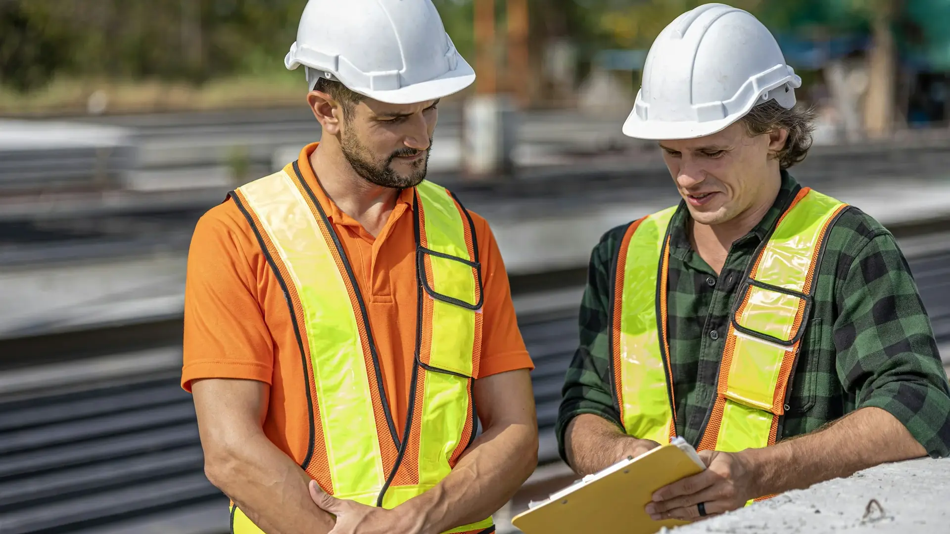 Equipo de construcción revisando planos en obra