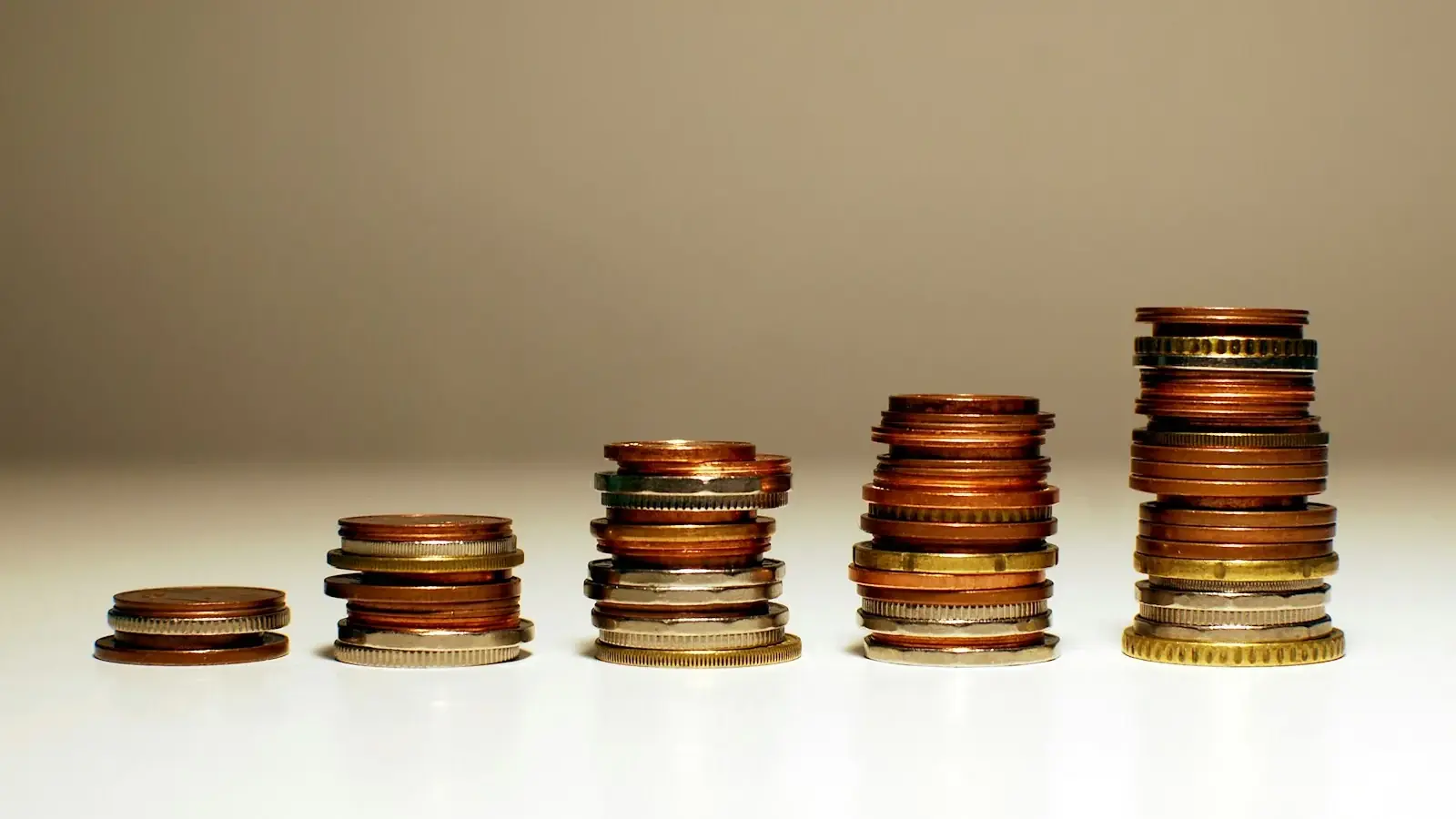 Pilas de monedas de altura creciente