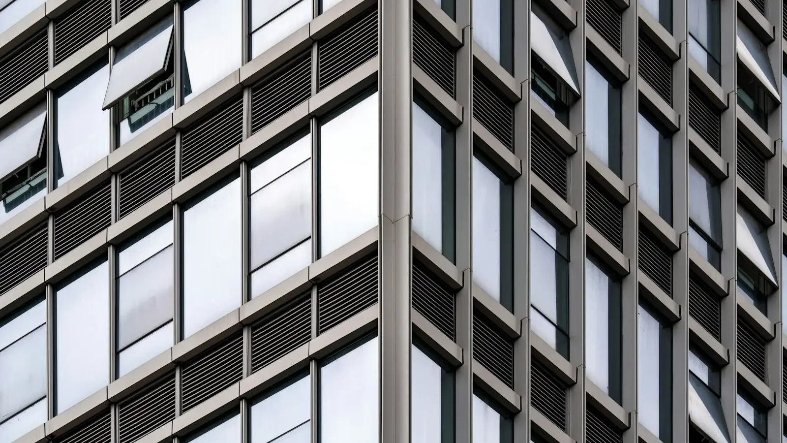 Fachada de vidrio de un edificio moderno terminado