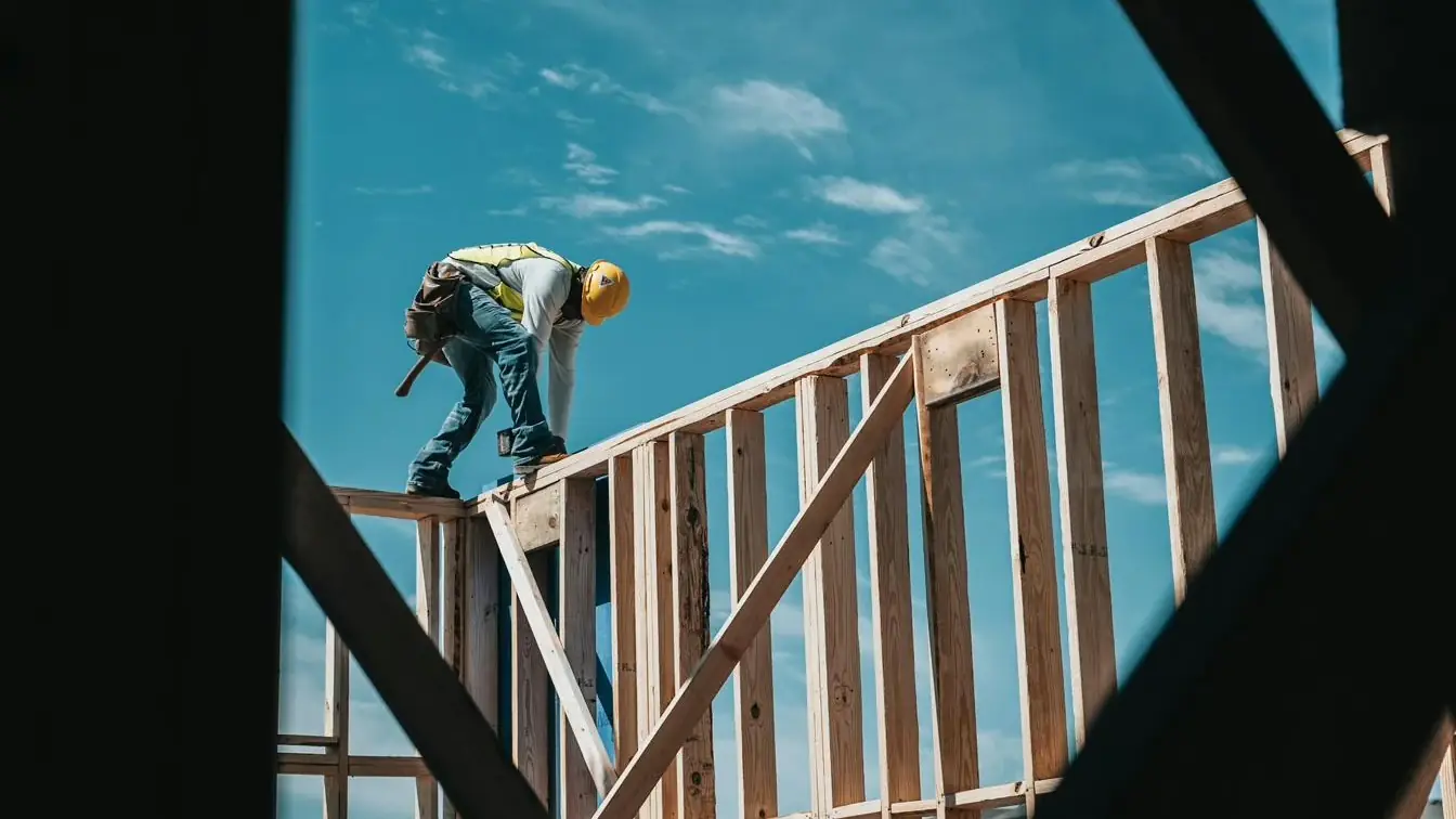 Trabajador de la construcción con casco de seguridad