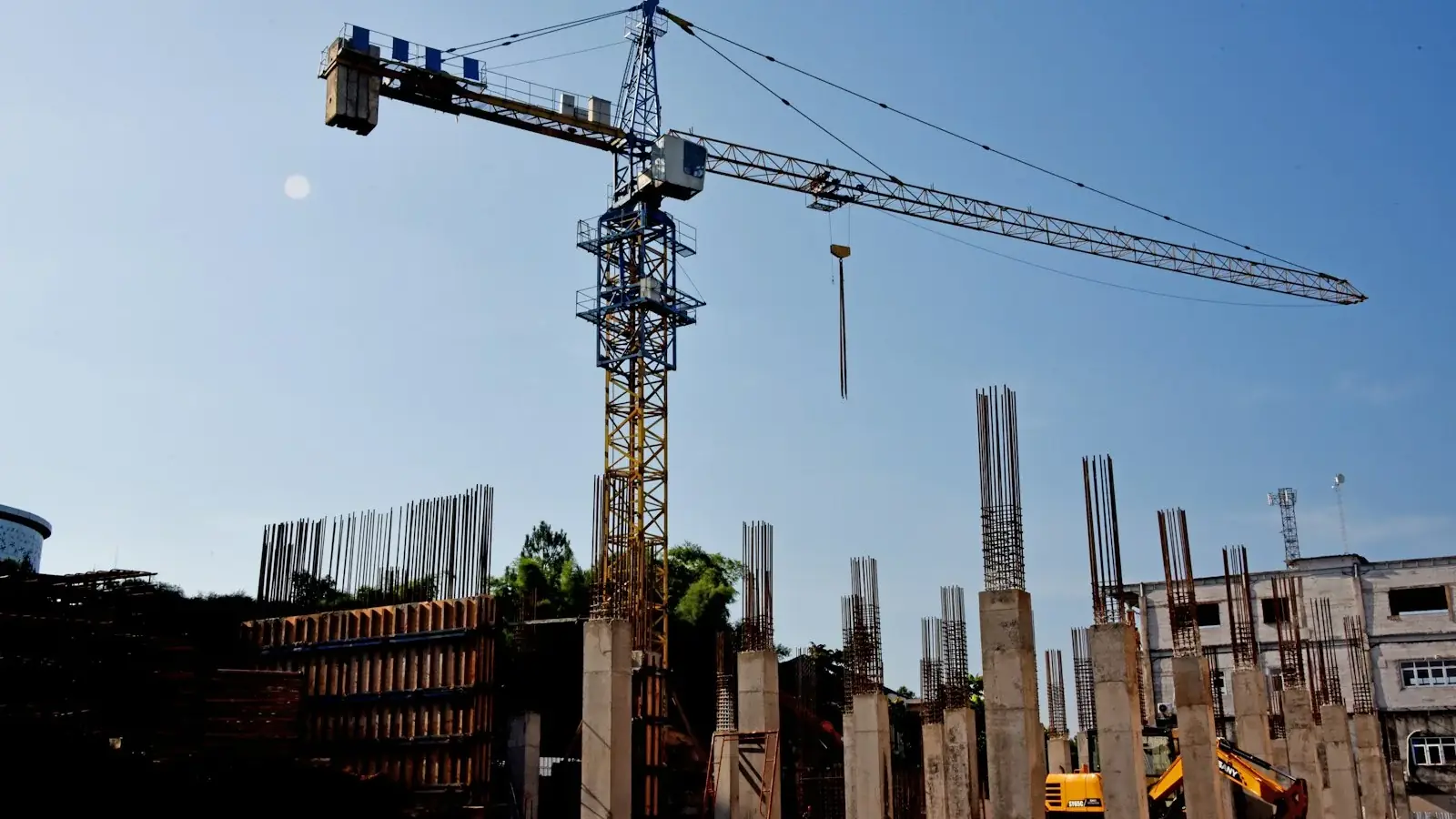 Grúa torre en un sitio de construcción